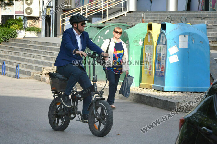 „Ден без автомобили“ в Хасково, кметът Станислав Дечев пристигна с електрически велосипед