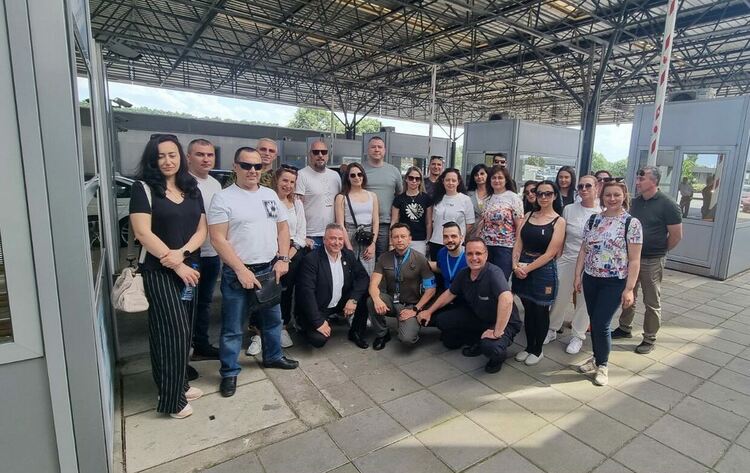 Студенти на обучение в митницата, наблюдаваха проверка на тир 