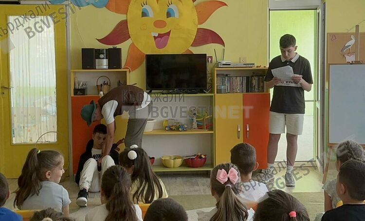 Ученици от Езиковата гимназия представиха приказката "Червената шапчица" на децата от ДГ"Райна Княгиня"