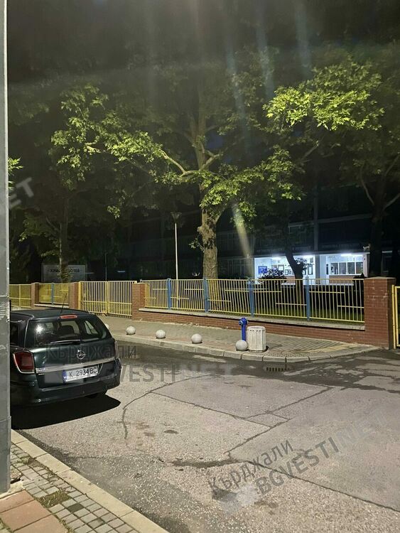 Оправиха осветлението пред Езиковата гимназия по молба на ученичка