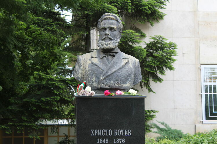 Тържествен ритуал в Хасково в Деня на Ботев и загиналите за свободата на България