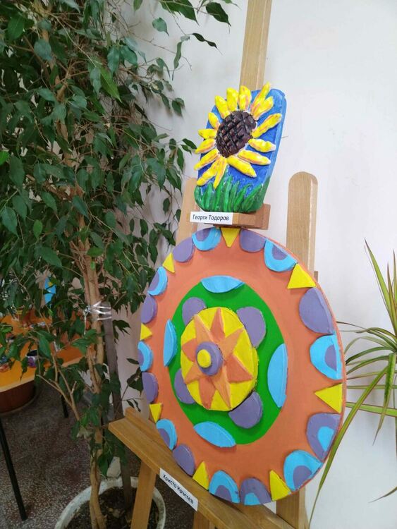 Изложба с художествена керамика откриха ученици 