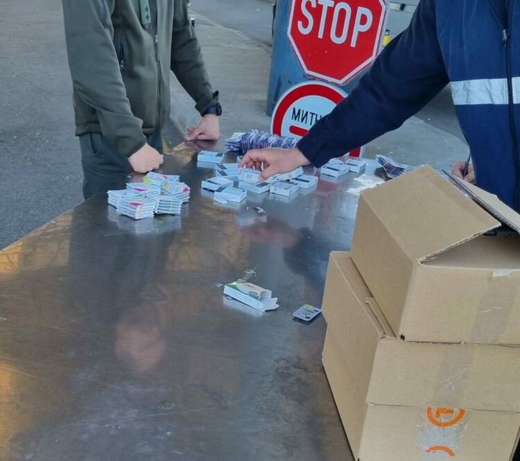 Задържаха над 5800 таблетки и сашета за стимулиране на полова мощ