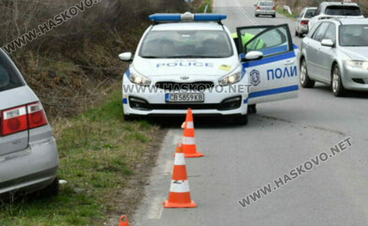 Фолксваген се заби в крайпътен имот, двама пострадаха 