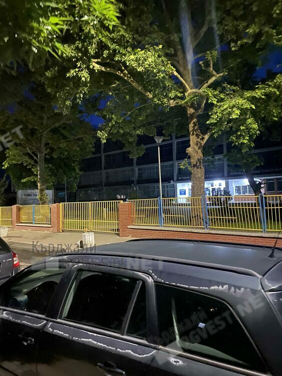 Оправиха осветлението пред Езиковата гимназия по молба на ученичка