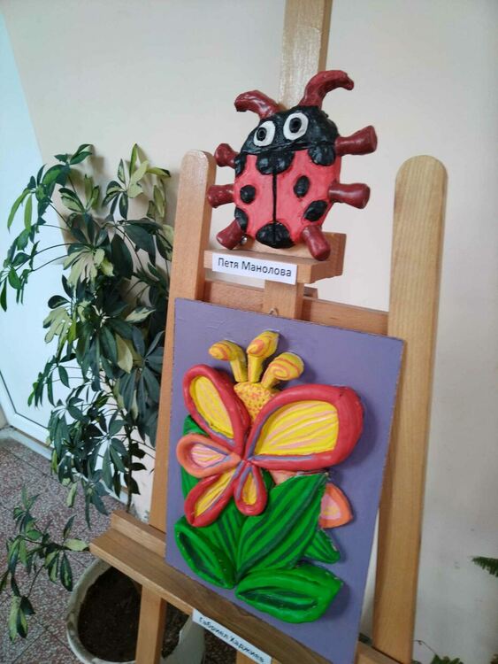 Изложба с художествена керамика откриха ученици 