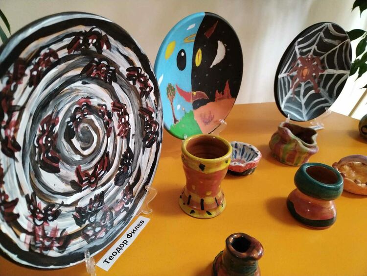 Изложба с художествена керамика откриха ученици 