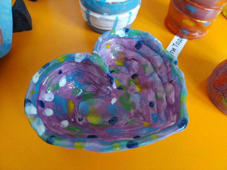 Изложба с художествена керамика откриха ученици 