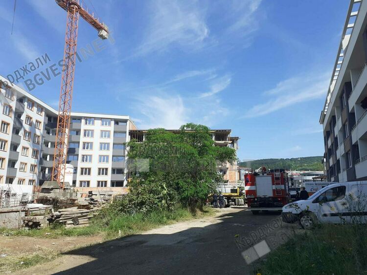 Кран се сгромоляса върху работник на строителен обект в кв.“Възрожденци“ на Кърджали/снимки/