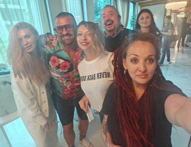 Гримьорки от Хасково с пореден жест към абитуриенти в нужда за бала на президента