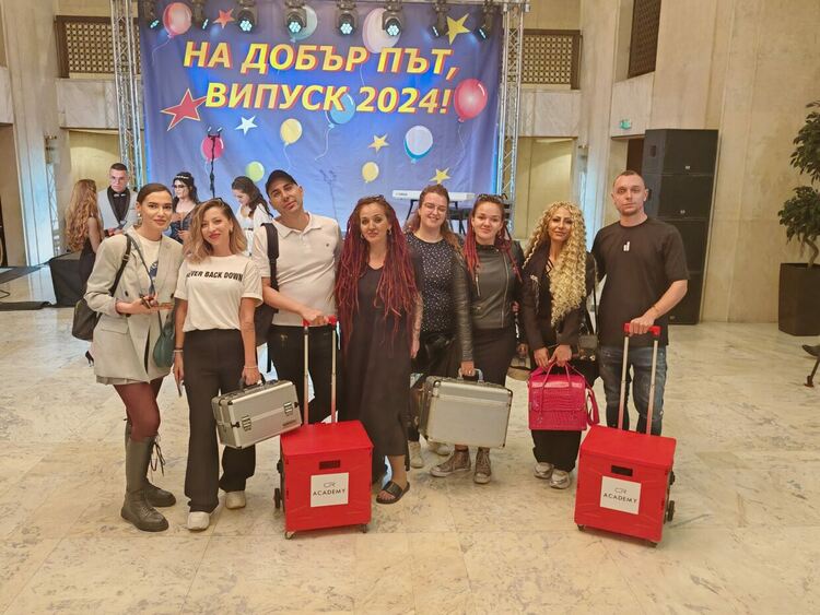 Гримьорки от Хасково с пореден жест към абитуриенти в нужда за бала на президента