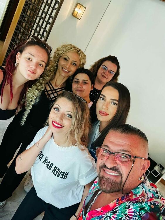 Гримьорки от Хасково с пореден жест към абитуриенти в нужда за бала на президента