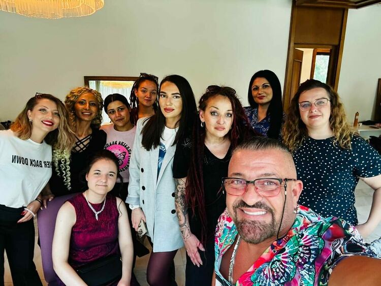 Гримьорки от Хасково с пореден жест към абитуриенти в нужда за бала на президента