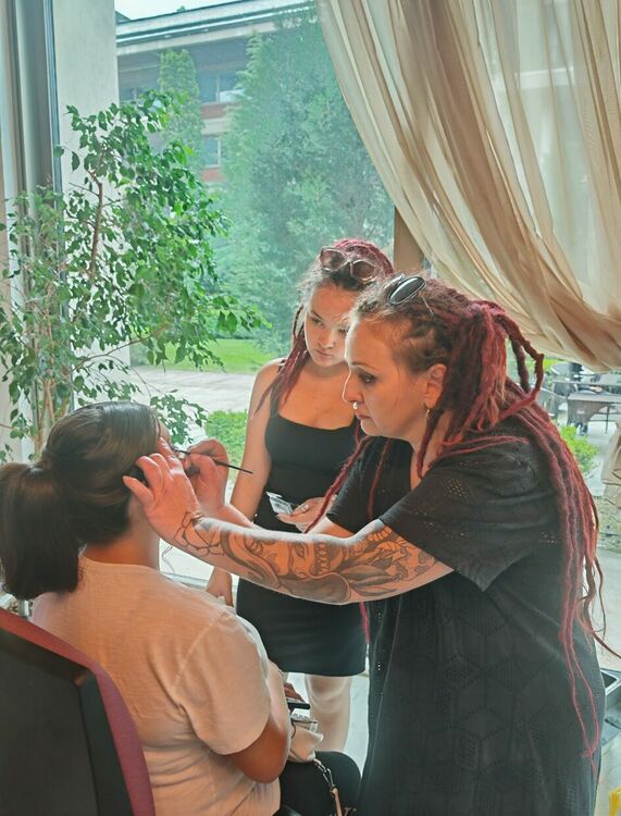 Гримьорки от Хасково с пореден жест към абитуриенти в нужда за бала на президента