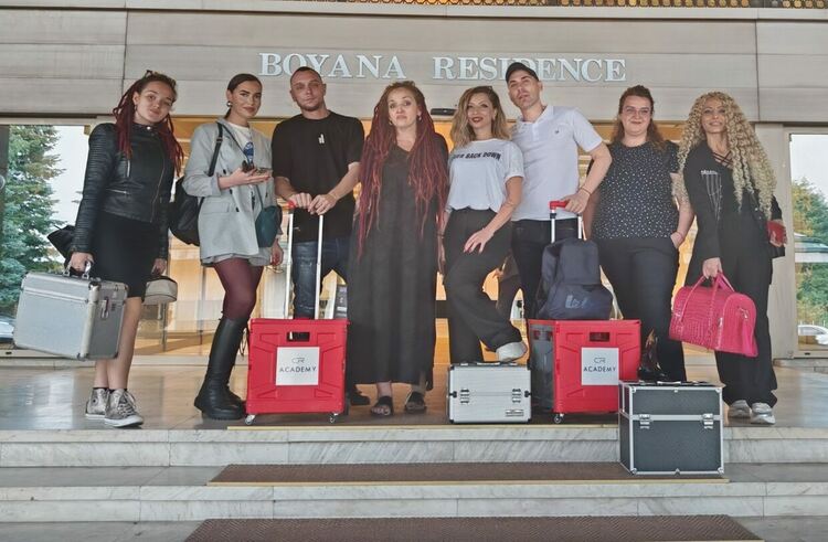 Гримьорки от Хасково с пореден жест към абитуриенти в нужда за бала на президента