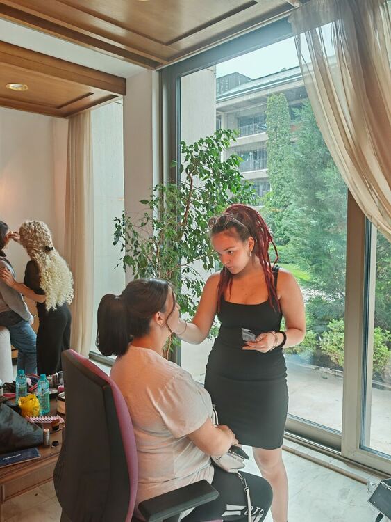 Гримьорки от Хасково с пореден жест към абитуриенти в нужда за бала на президента