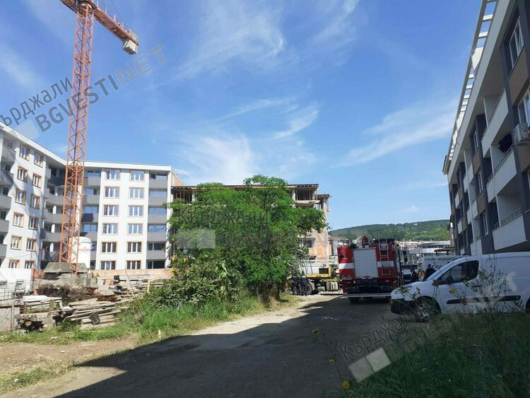 Кран се сгромоляса върху работник на строителен обект в кв.“Възрожденци“ на Кърджали/снимки/