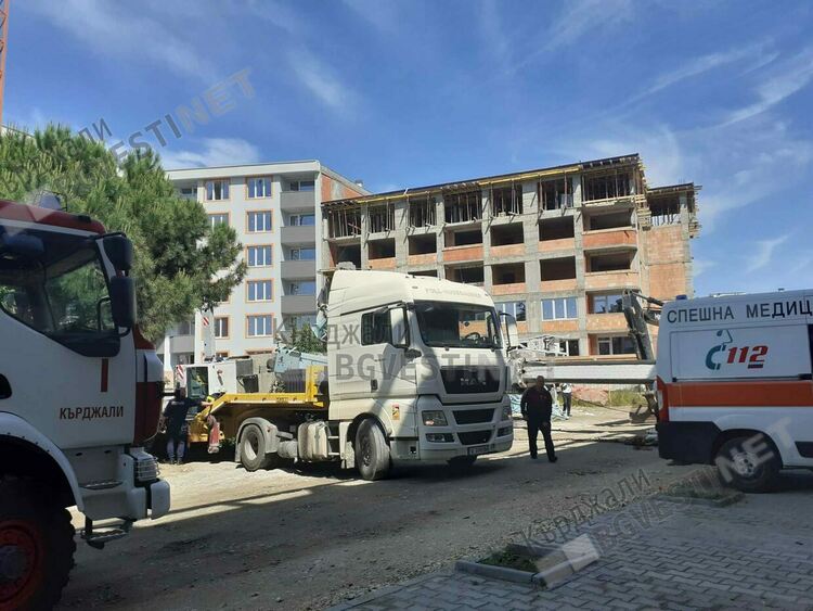 Кран се сгромоляса върху работник на строителен обект в кв.“Възрожденци“ на Кърджали/снимки/
