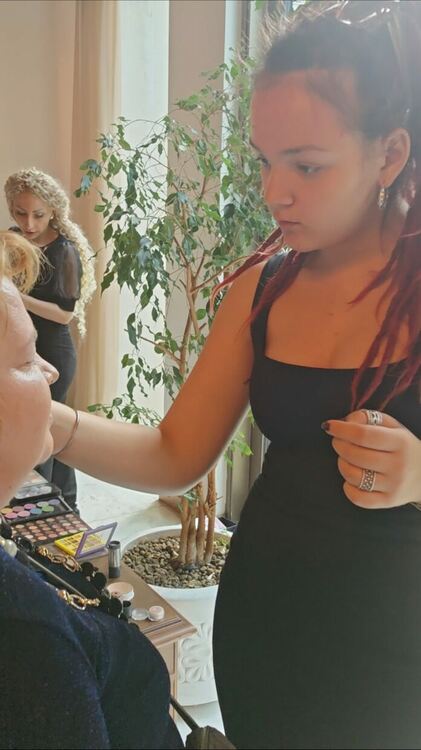 Гримьорки от Хасково с пореден жест към абитуриенти в нужда за бала на президента