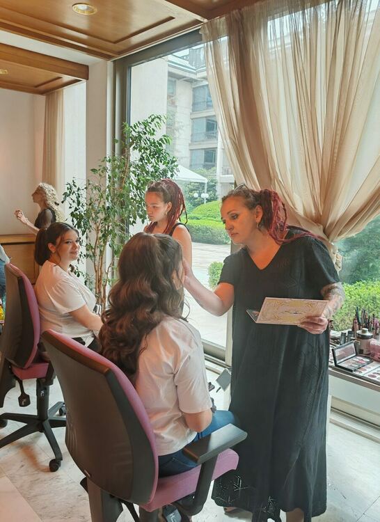 Гримьорки от Хасково с пореден жест към абитуриенти в нужда за бала на президента