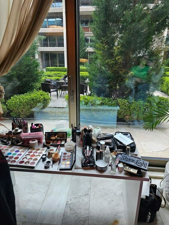 Гримьорки от Хасково с пореден жест към абитуриенти в нужда за бала на президента