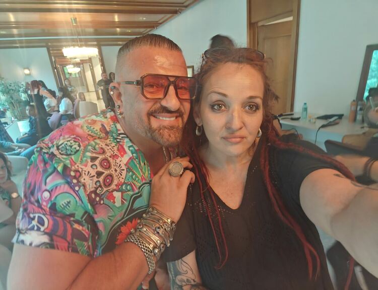 Гримьорки от Хасково с пореден жест към абитуриенти в нужда за бала на президента