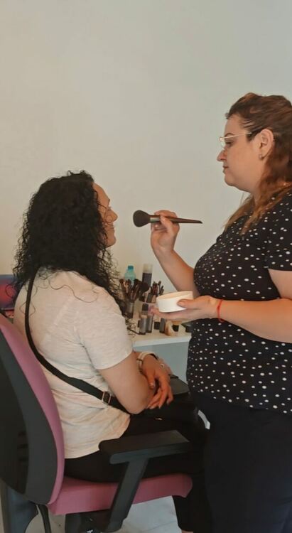 Гримьорки от Хасково с пореден жест към абитуриенти в нужда за бала на президента