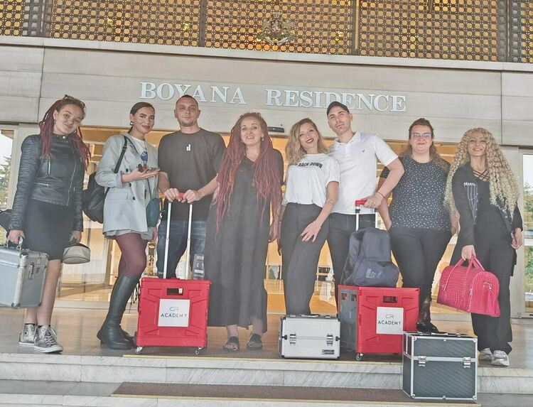 Гримьорки от Хасково с пореден жест към абитуриенти в нужда за бала на президента