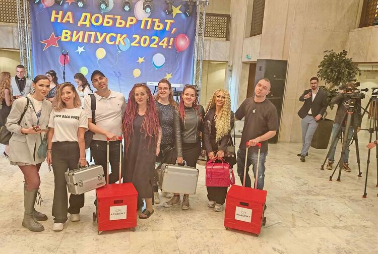 Гримьорки от Хасково с пореден жест към абитуриенти в нужда за бала на президента