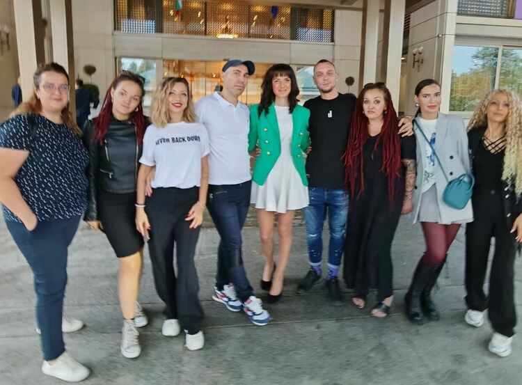 Гримьорки от Хасково с пореден жест към абитуриенти в нужда за бала на президента