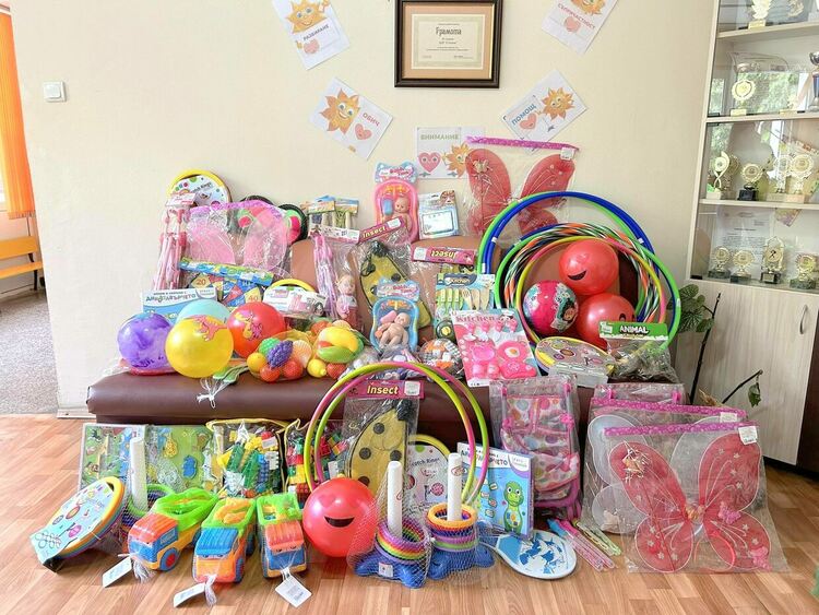 Играчки и натурални сокчета за децата в детските градини по повод 1 юни