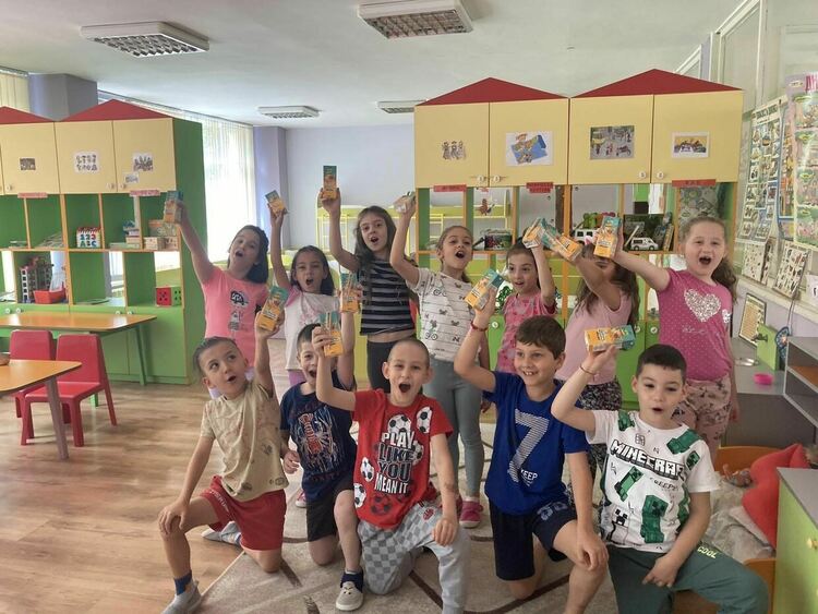 Играчки и натурални сокчета за децата в детските градини по повод 1 юни
