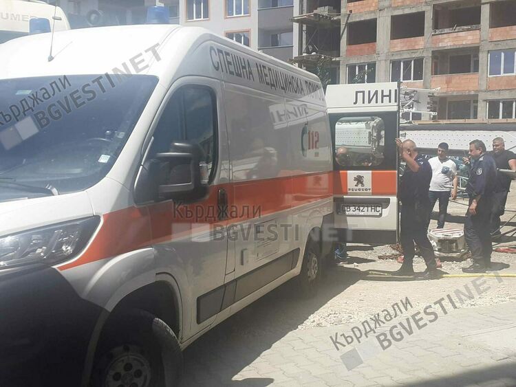 Кран се сгромоляса върху работник на строителен обект в кв.“Възрожденци“ на Кърджали/снимки/