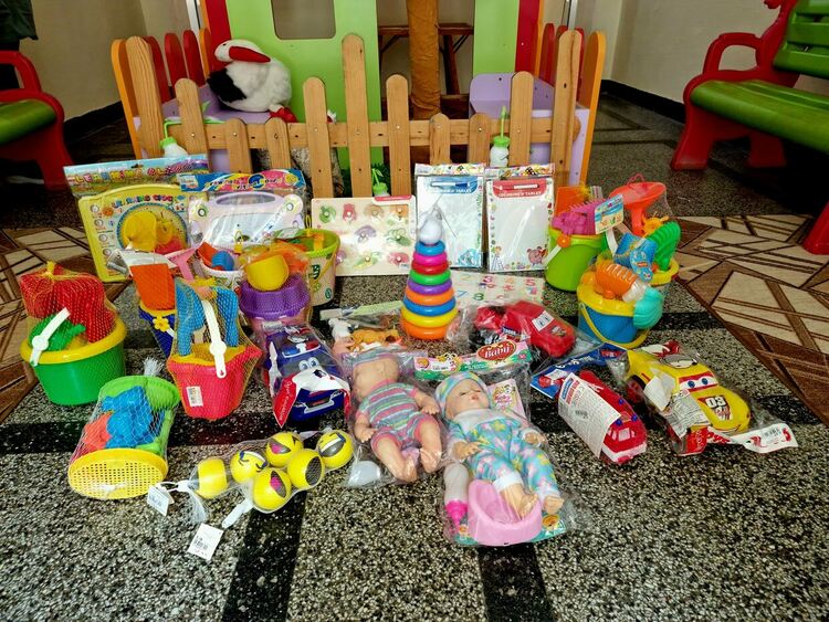 Играчки и натурални сокчета за децата в детските градини по повод 1 юни
