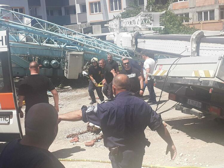 Кран се сгромоляса върху работник на строителен обект в кв.“Възрожденци“ на Кърджали/снимки/