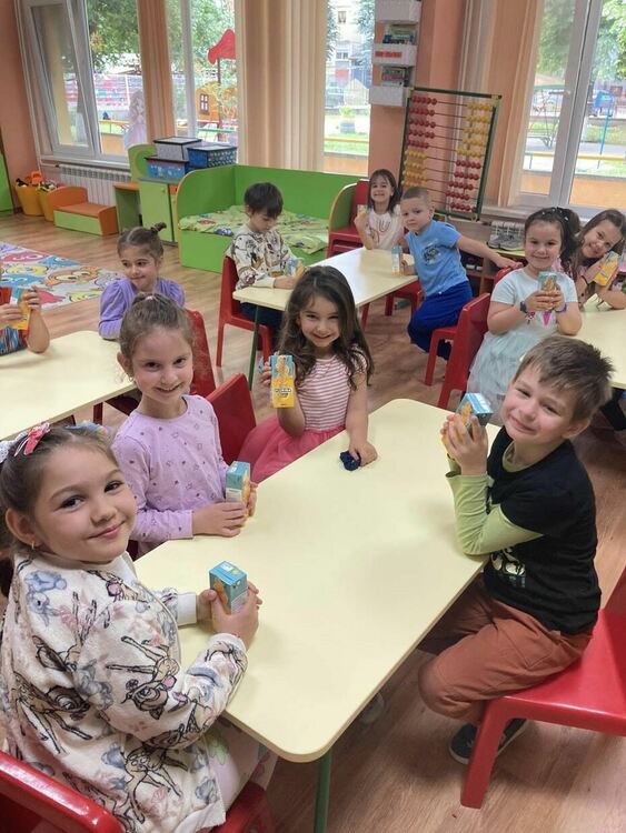 Играчки и натурални сокчета за децата в детските градини по повод 1 юни