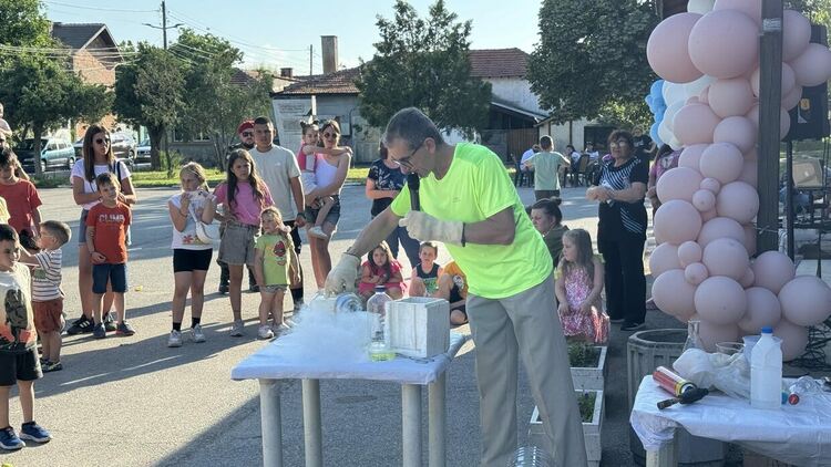 В село Клокотница честваха Деня на детето с много игри и химически експерименти