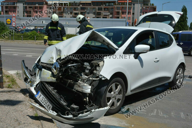 Млад шофьор причини катастрофа в Хасково