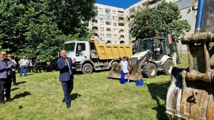 Първа копка на многофункционалната спортна площадка в кв.„Възрожденци“, започва изграждането на едно истинско спортно „бижу“