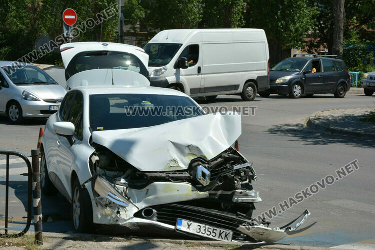 Млад шофьор причини катастрофа в Хасково
