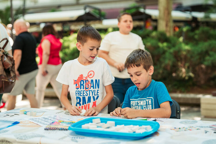 Хиляди деца изпълниха Централната градска алея на 1 юни
