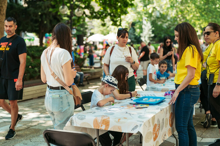 Хиляди деца изпълниха Централната градска алея на 1 юни