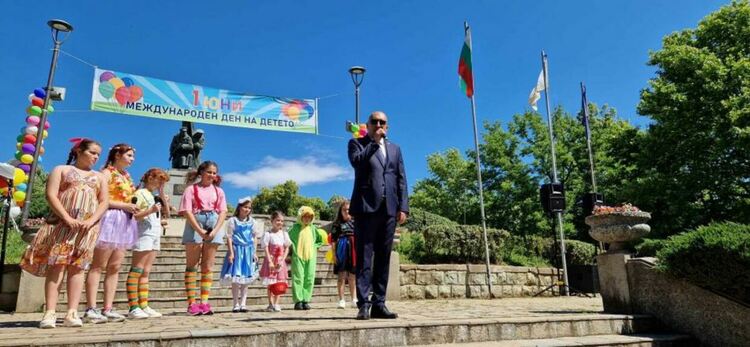 Ерол Мюмюн пред децата на Кърджали: Запазете детските си усмивки