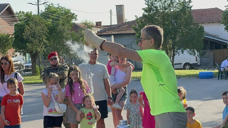 В село Клокотница честваха Деня на детето с много игри и химически експерименти