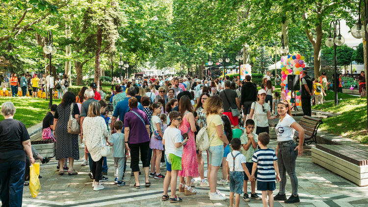 Хиляди деца изпълниха Централната градска алея на 1 юни