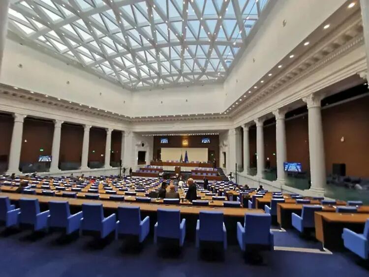Парламентът ще заседава извънредно в неделя