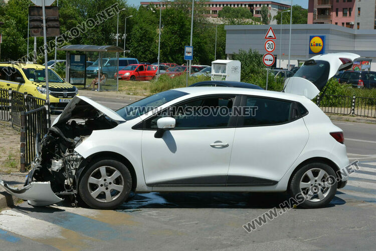 Млад шофьор причини катастрофа в Хасково