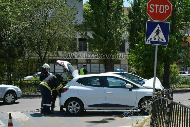 Млад шофьор причини катастрофа в Хасково