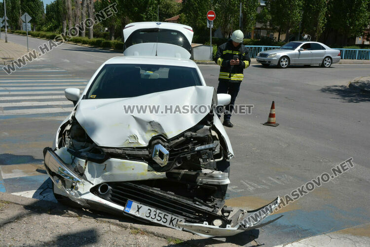 Млад шофьор причини катастрофа в Хасково