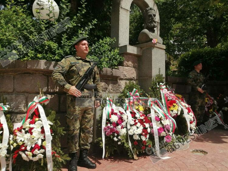 Смолян се поклони пред Ботев и героите, загинали за свободата /галерия/
